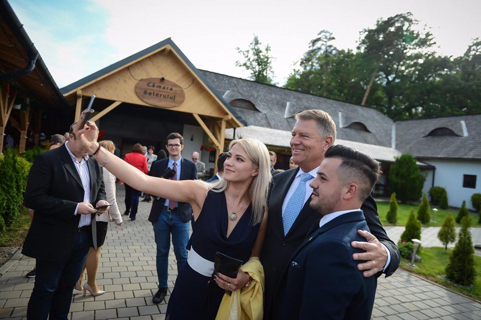 Cum au petrecut Iohannis și liberalii la un restaurant din Sibiu. Imagini inedite