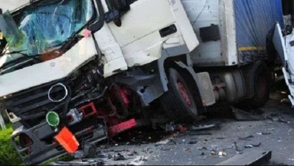 Un microbuz a intrat într-un TIR pe A1 - FOTO