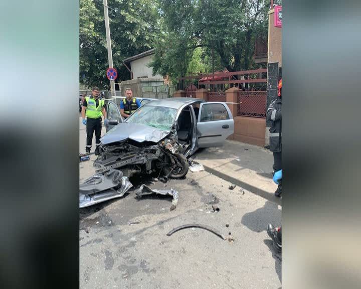 Accident cumplit în București: Un bărbat a intrat cu mașina într-un autobuz. Trei victime