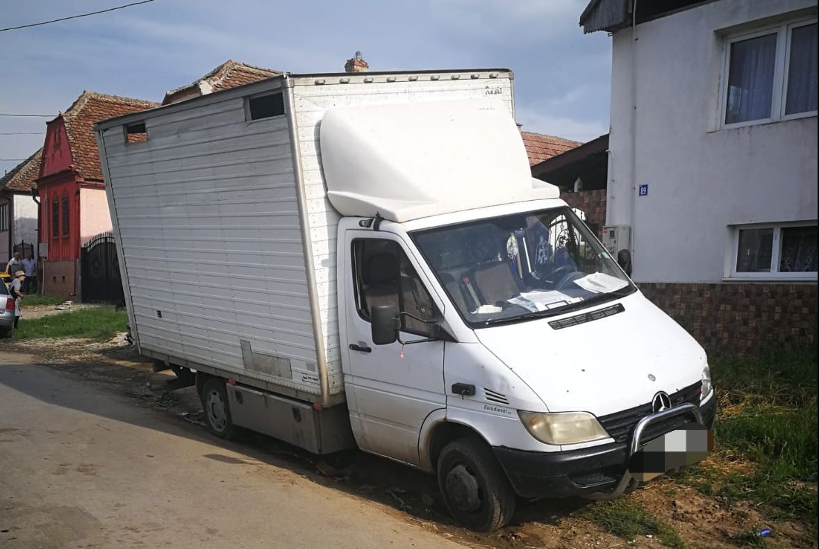 Halucinant! La 14 ani a plecat cu duba prin sat şi a făcut accident