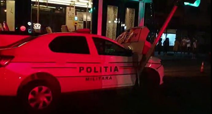 O mașină a Poliției Militare, proiectată într-un semafor de un tramvai