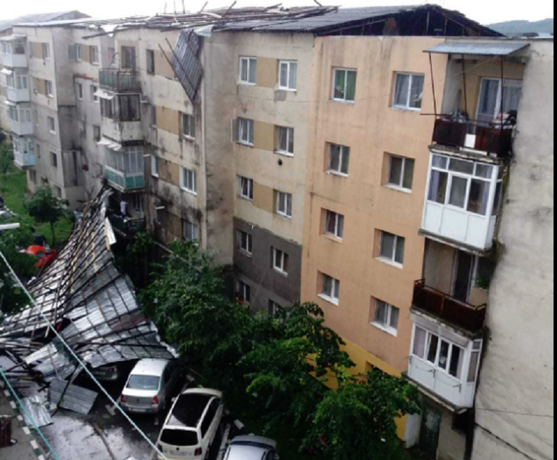 Vremea extremă face ravagii în România. Acoperișul unui bloc a distrus 6 mașini