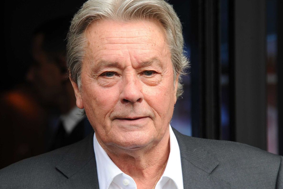 Alain Delon va fi îngropat în grădina casei, alături de cei 35 de câini ai săi. Ce a cerut prin testament