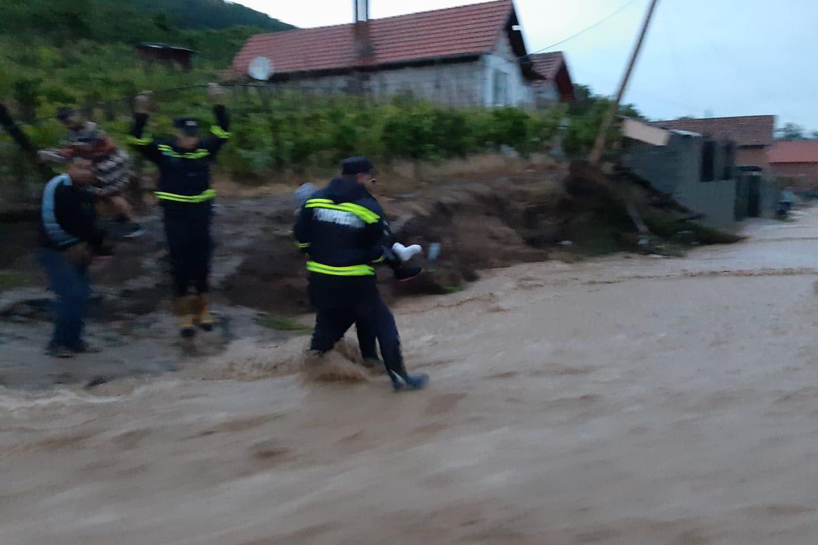 Vremea rea face RAVAGII: copaci doborâți și inundații. Cod portocaliu de ploi și vijelii în jumătate de țară