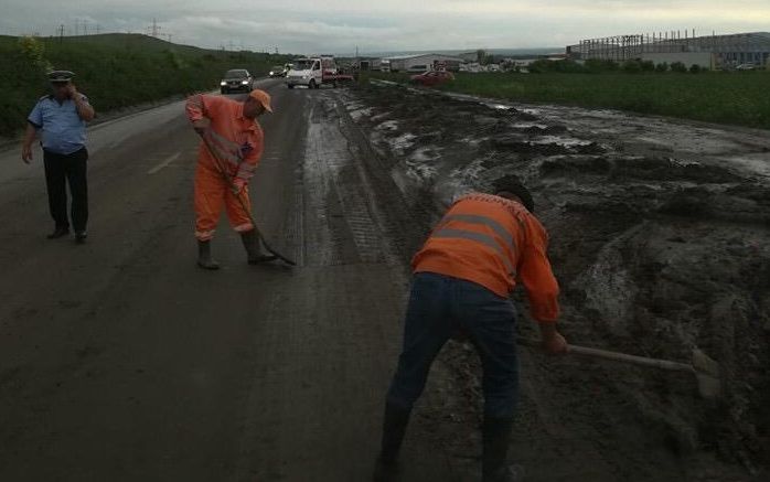Aluviuni pe DN24 din cauza ploilor. O ambulanță a derapat pe noroi și a provocat un carambol