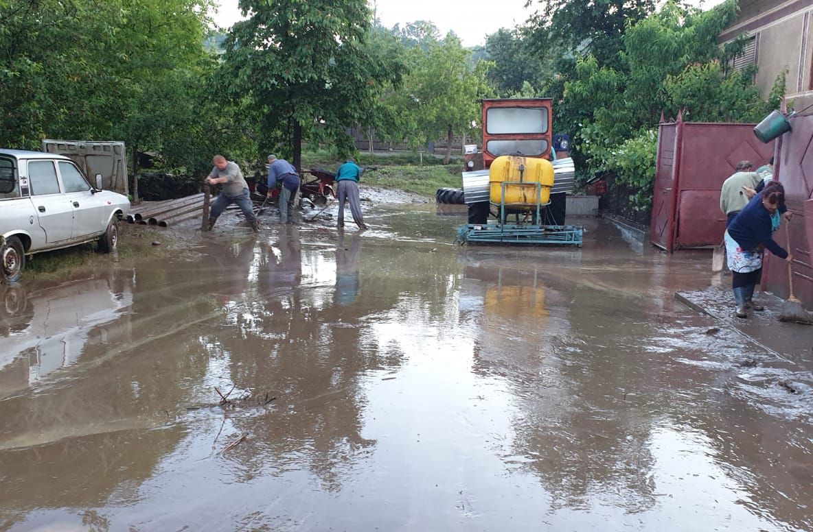 Peste 100 de case și gospodării, inundate în Arad. Mașini, luate de viitură. Mobilizare maximă 