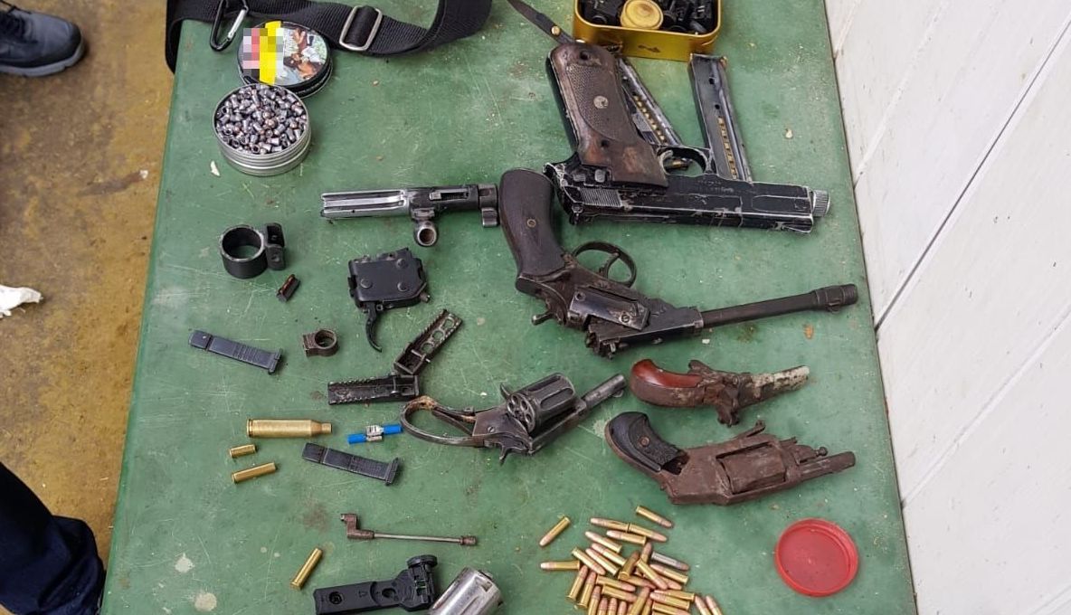 Descinderi la persoane bănuite de contrabandă cu arme. S-a descoperit un arsenal întreg