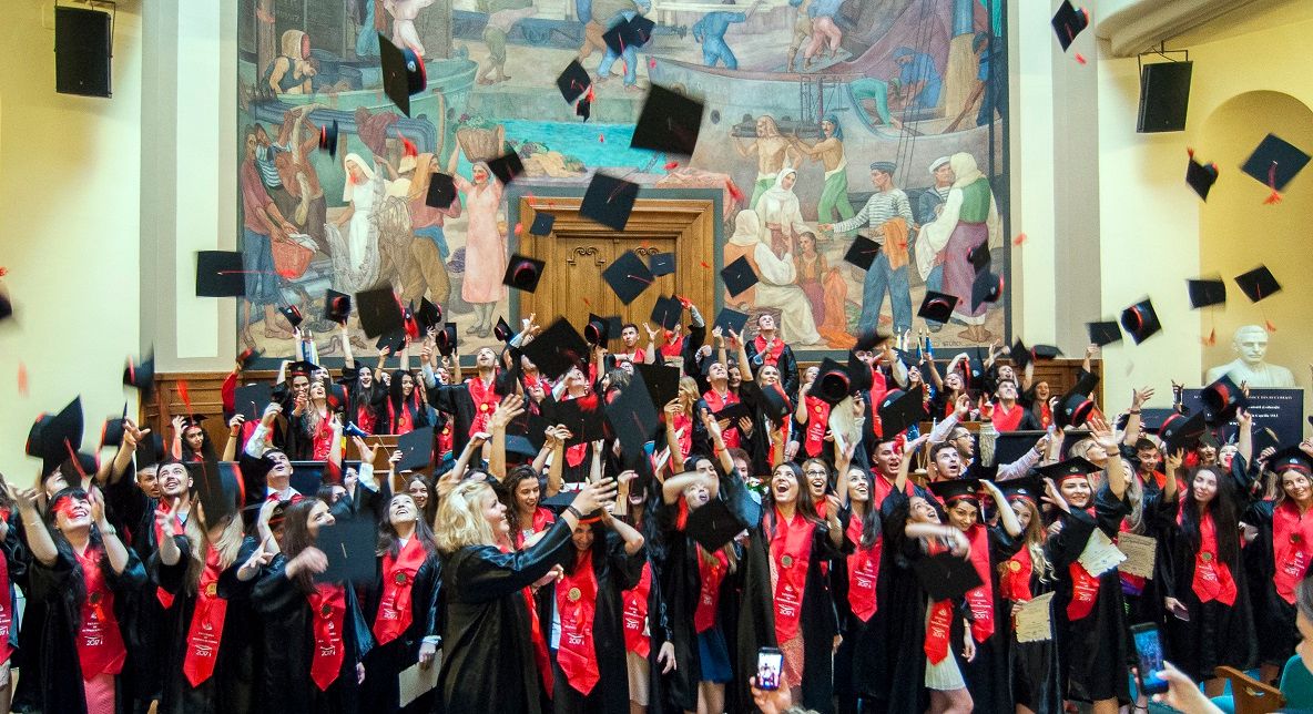 Vești bune pentru viitorii studenți! Universitatea din România care le oferă cazare gratuită condidaților admiși cu media peste 9,50