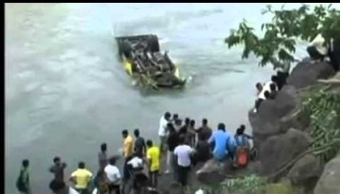 Autobuz prăbușit într-un defileu! 40 de oameni au murit