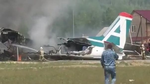 Avion prăbușit, după o aterizare de urgență, în Siberia: morți și răniți. După impact, a luat foc!
