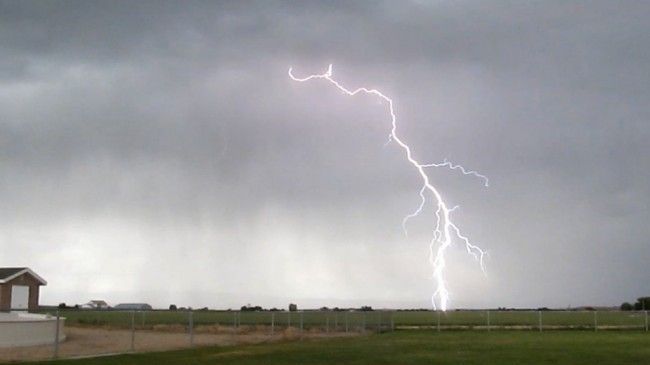 Bărbat lovit de fulger, vineri seara. A scăpat ca prin minune!