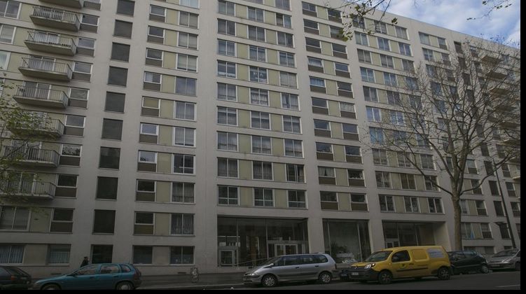 Un copil de 2 ani a supravieţuit unei căzături de la etajul 9. N-a suferit nici măcar o fractură