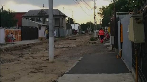 Scene incredibile în Brăila. Bolnav purtat pe brațe. Ambulanța nu putea intra din cauza noroiului