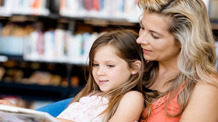Ce i se întâmplă copilului tău când îi citeşti de mai multe ori aceeaşi carte