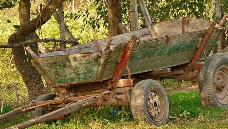 Tragedie pe şosea! 6 copii şi o femeie, răniţi după ce s-au răsturnat cu căruţa în şanţ