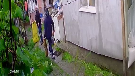 Un bărbat din Bacău a văzut pe camera de supraveghere cum vecinii îi omoară cățelul cu toporul