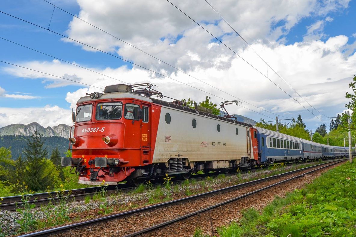 Dezastrul CFR. Două trenuri plecate duminică din Timișoara spre mare sunt și acum pe drum