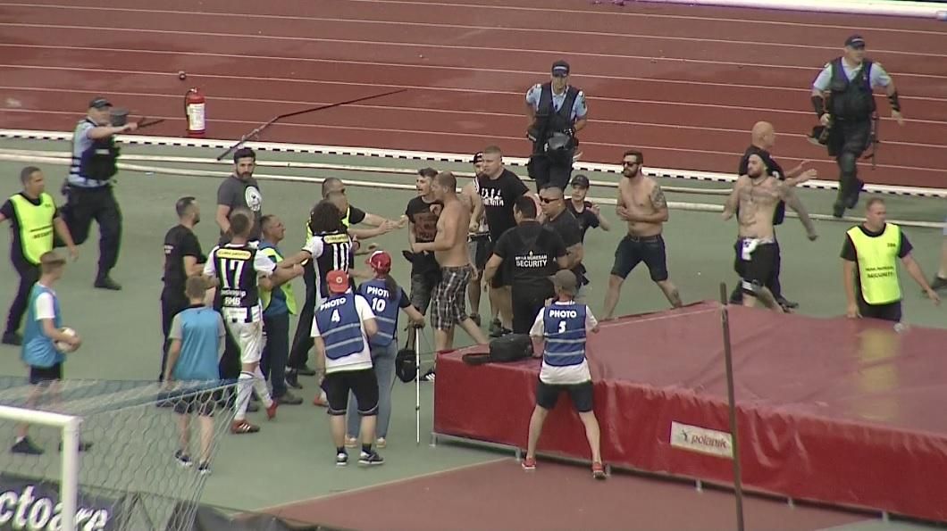 Bătaie şi violenţe incredibile la Cluj. Un om de ordine a fost umplut de sânge. FOTO