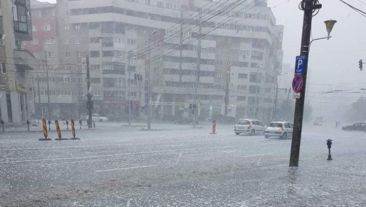 NU mai scăpăm de vremea rea! Codul portocaliu și galben de fenomene extreme, prelungit 