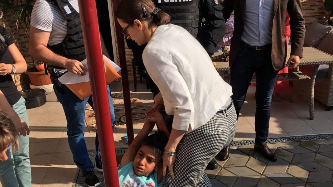 Fetiță de 8 ani, luata cu mascații de părinții adoptivi din SUA. Proteste în fața casei ei 