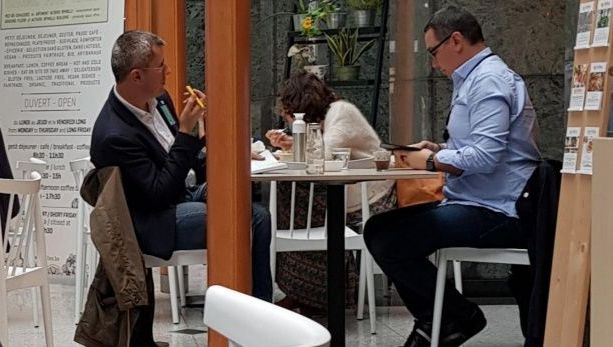 Imaginea zile: Dan Barna, surprins la masă cu Victor Ponta, la Bruxelles