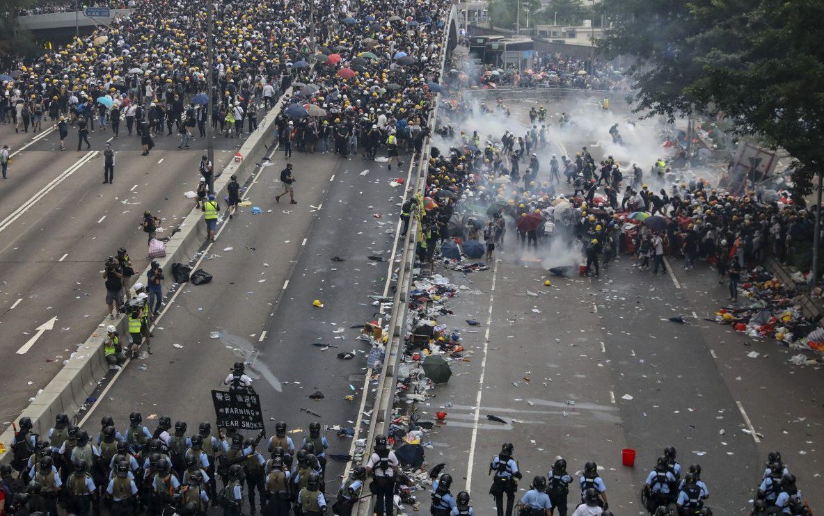 Confruntări violente în Hong Kong. Zeci de mii de oameni pe străzi împotriva Chinei