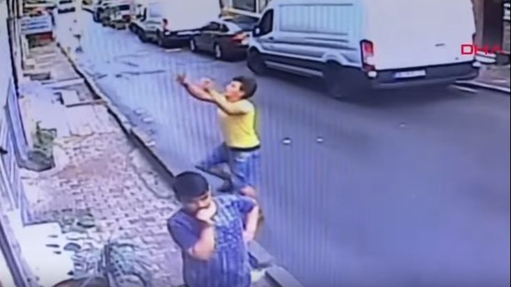 Un adolescent a prins un bebeluș care a căzut de la etajul doi. VIDEO incredibil