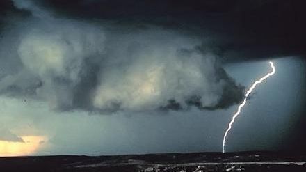 Ce să nu faci niciodată când tună şi fulgeră: Îţi poţi risca viaţa!