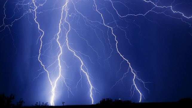 Bărbați loviți de fulger, la Vatra Dornei