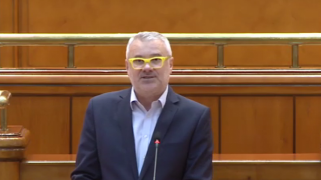 Gigel Știrbu, cititorul cu ochelari galbeni al moțiunii:"În pun cercel și îmi iau și trotinetă"