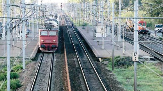 Nebunie pe calea ferată. Trenuri blocate după ce s-a rupt linia de contact