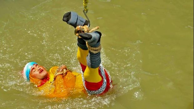 Un magician din India a încercat să refacă trucul lui Houdini, dar a sfârșit rău