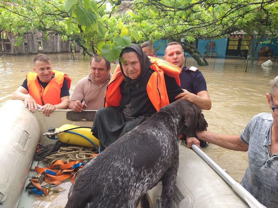 Intervenţii ale pompierilor în 14 localităţi, în urma ploilor abundente. Nu sunt victime