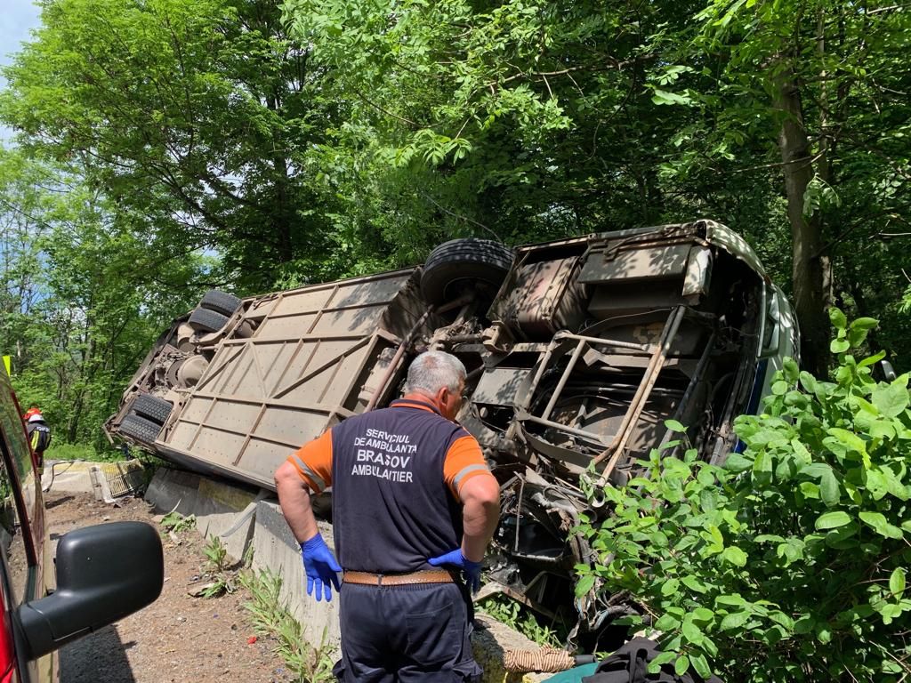 Accident cumplit: Un autocar cu 30 de copii, răsturnat în Brașov