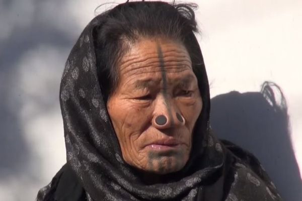 Tribul în care femeilor li se pun dopuri în nas