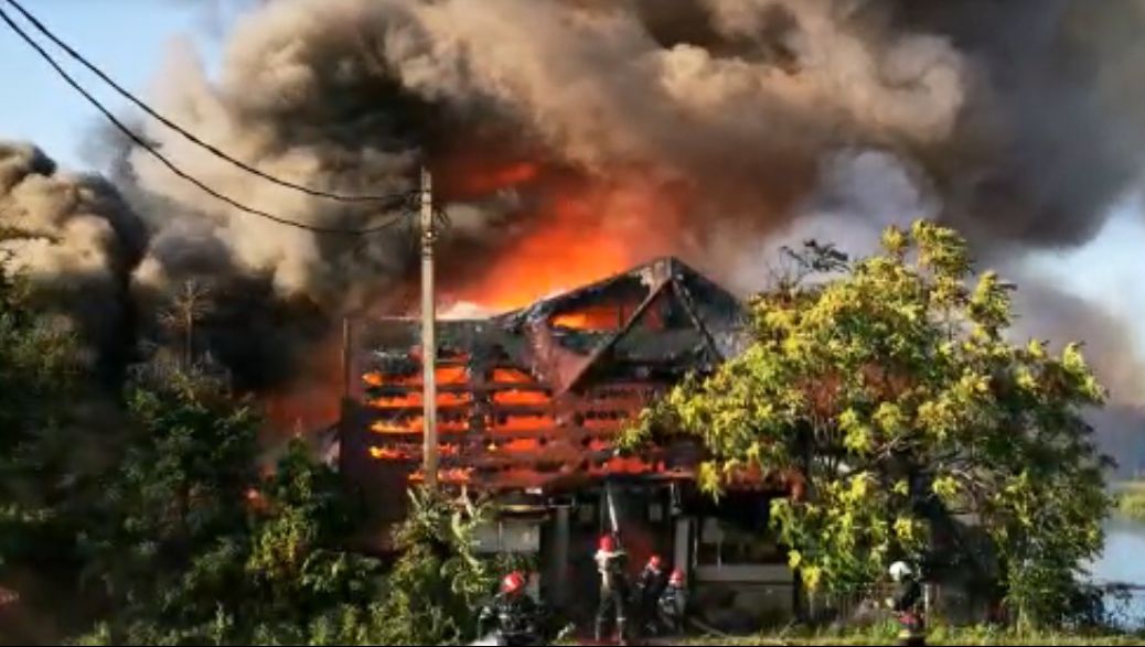 Incendiu devastator în Piteşti, a ars un hotel abandonat (FOTO+VIDEO)