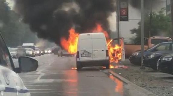 O autoutilitară a luat foc în mers, chiar la intrarea în Mamaia