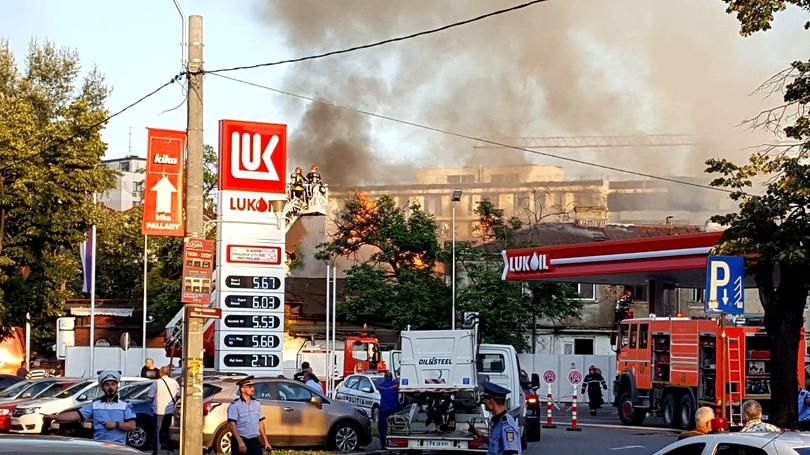 Incendiu uriaș în București. Au ars o casă și un restaurant, lângă o benzinărie