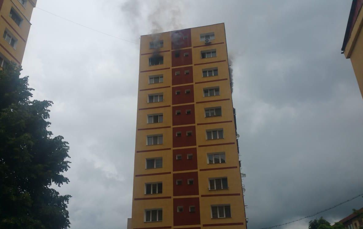 Incendiu violent la un bloc din Reșița 