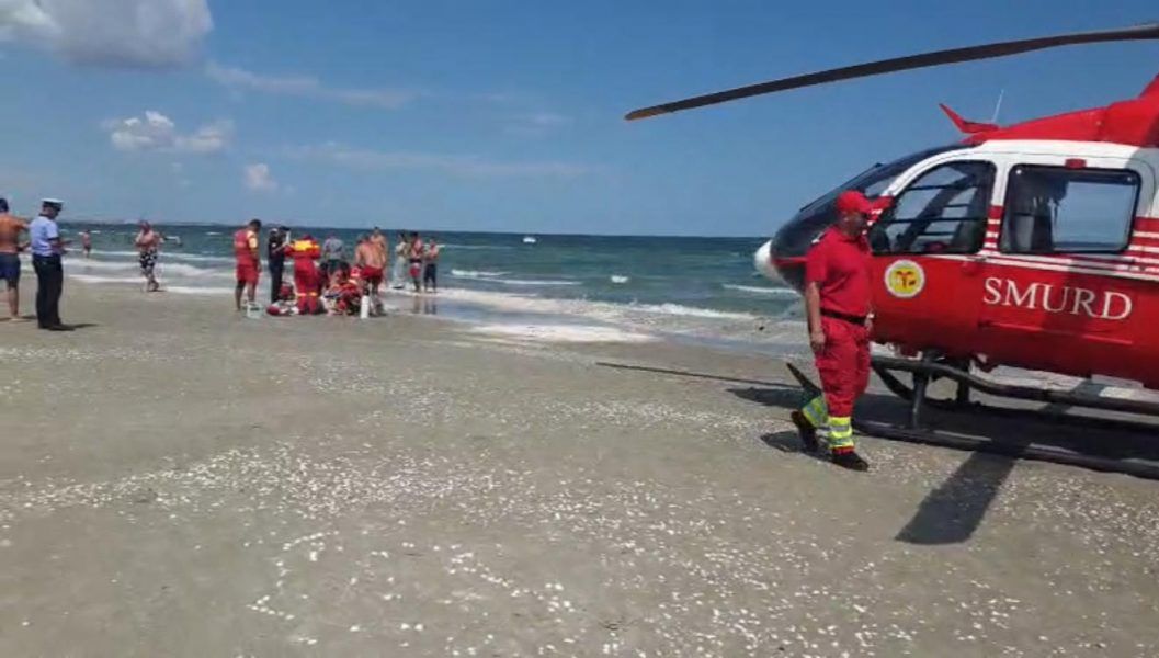 Momente dramatice pe litoral, la Mamaia. Un elicopter SMURD a aterizat pe plajă