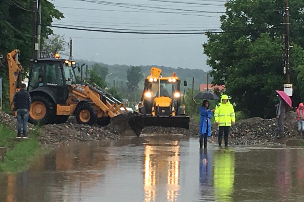 Potop în Moldova, o mașină a fost luată de viitură, drumuri blocate sau rupte (FOTO + VIDEO)