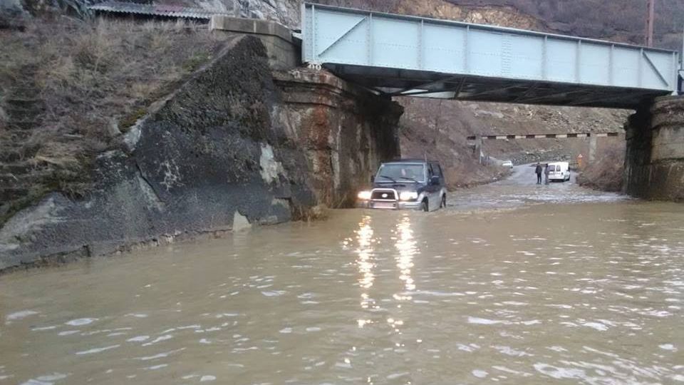 Cod portocaliu de inundații pe râuri din județul Alba, cu câteva ore înainte de vizita Papei