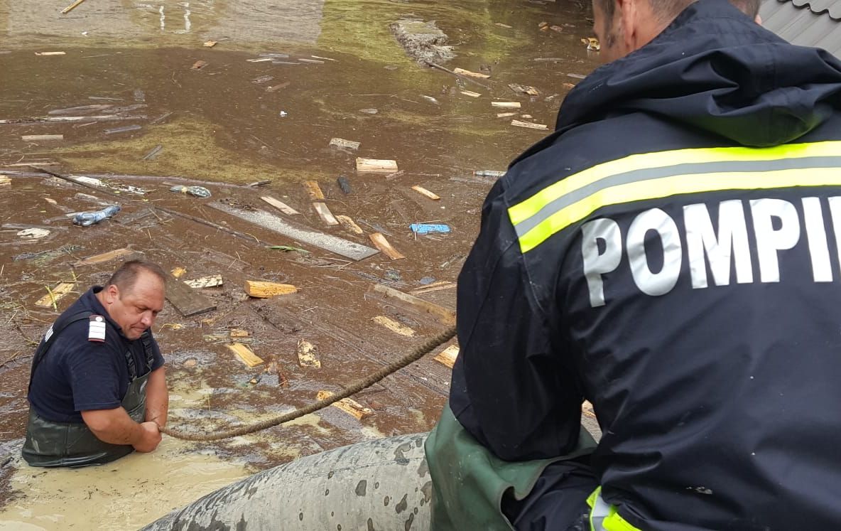 Cod portocaliu de inundaţii, viituri în Argeş şi Vâlcea 