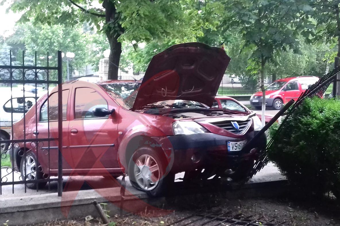 FOTO/VIDEO S-a oprit cu mașina în gardul spitalului 