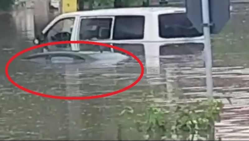 Prăpăd la Cernavodă! Mașini acoperite de apă până la capotă