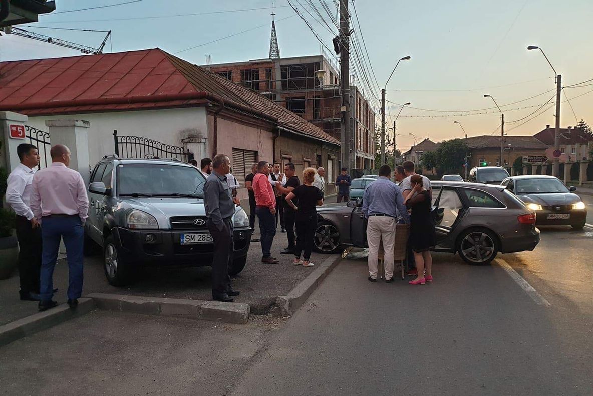 Un medic beat a intrat cu mașina într-un grup de nuntași, doi oameni luați de SMURD