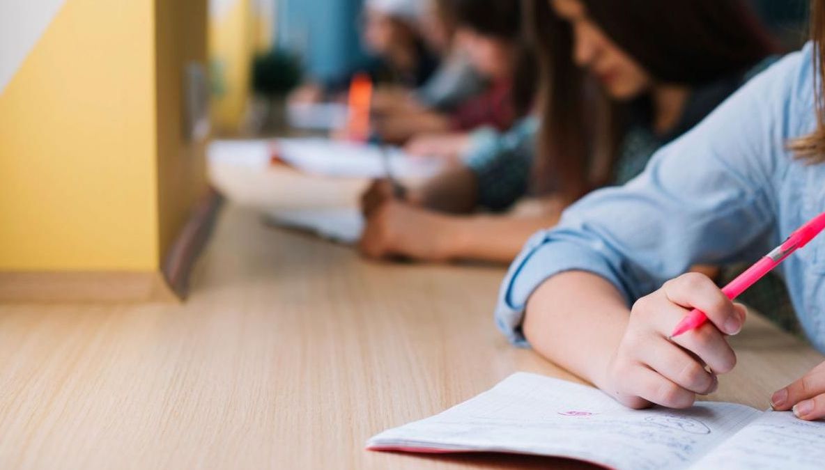 Cinci elevi, eliminaţi din examen pentru tentative de fraudă. 93% dintre elevi au fost prezenți la proba de Limba română a simulării examenului de Evaluare Naţională