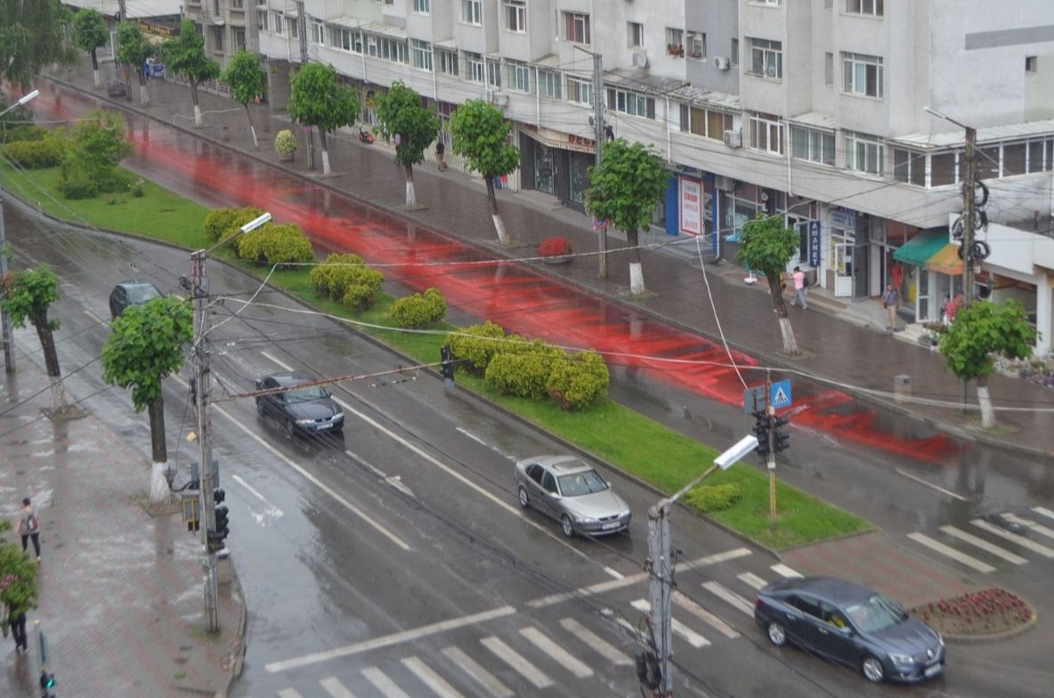 Momente de panică! O substanță roșie, pe străzile unui oraș 