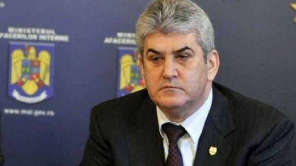 Gabriel Oprea, de Ziua Eroilor: "Haina militară trebuie să-și recapete prestigiul pe care îl merită"