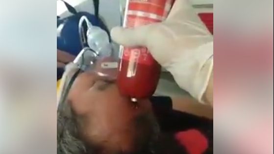 Un paramedic SMURD lovește cu un salam în cap un pacient intubat. "Bă, vrei bă un parizer?"